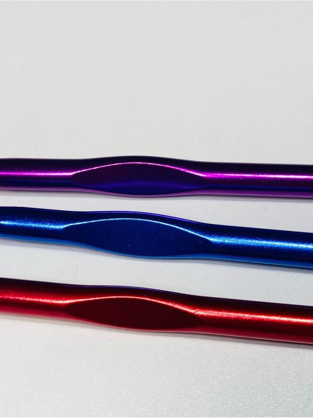 Set of 3 Metallic Crochet Hooks - Red 8.0mm, Blue 9.0mm, Purple 10.0mm‎